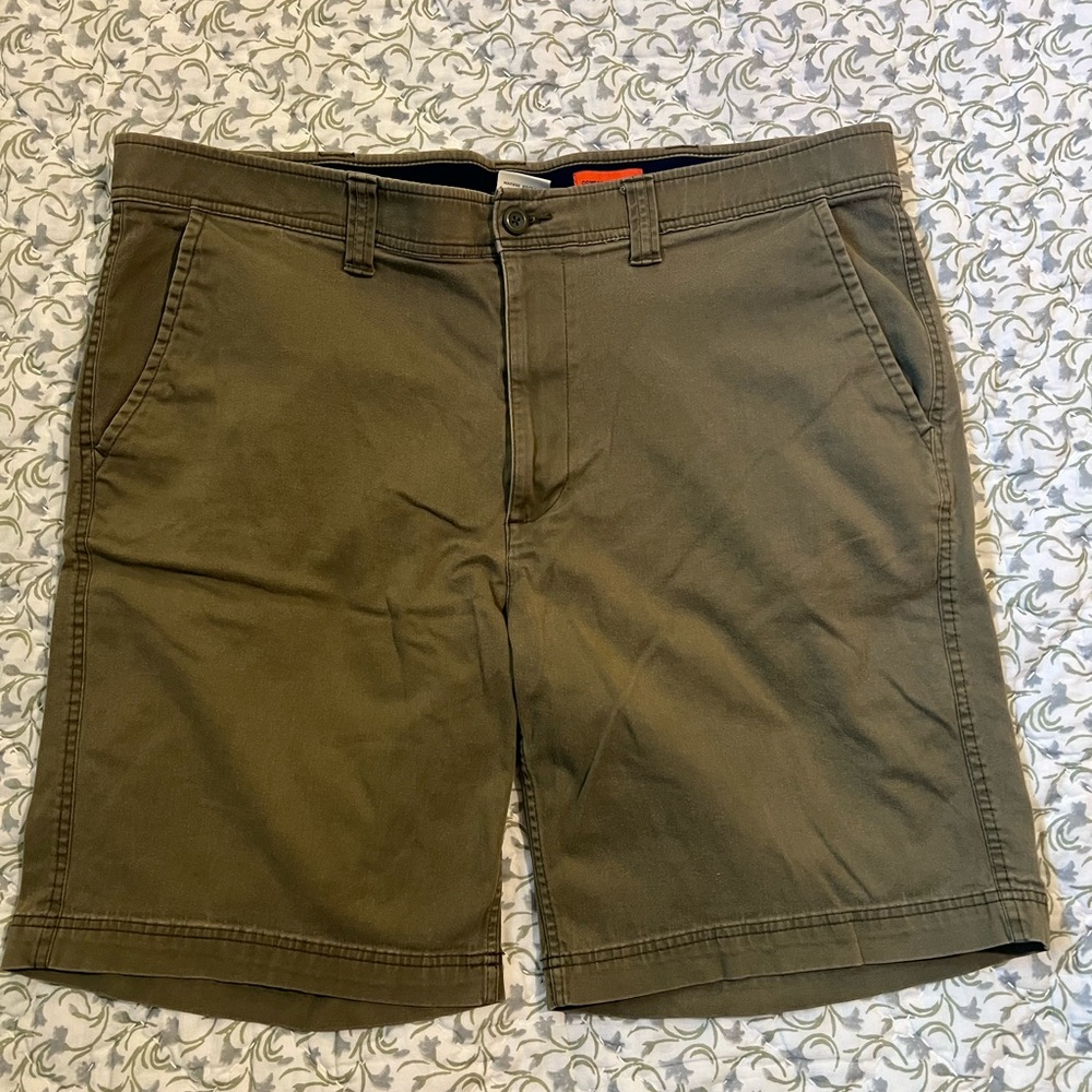 Men bermuda pants size 42 in green.